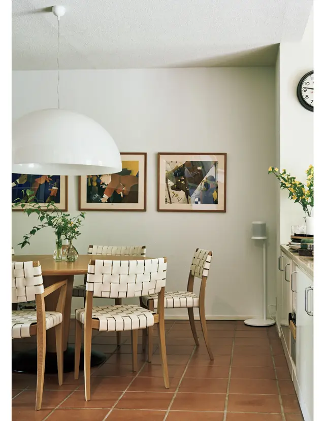 アルフレックスの円形ダイニングテーブルとチェア「ティナ」、オルーチェの照明「ソノーラ」など