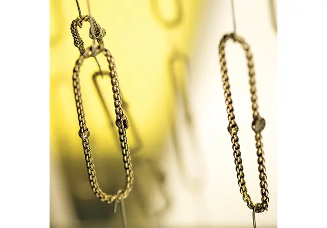 チェーンのコマの間に隠された、ゴールド製の小さなバネによって心地よく伸縮