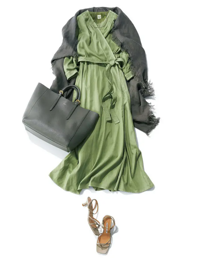 ワンピースの印象をチェンジするドライな質感のグリーン×グレー