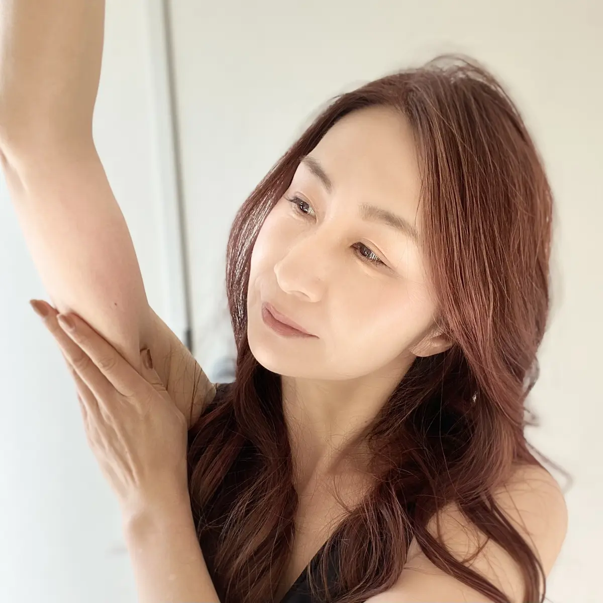 二の腕を集中的にマッサージ