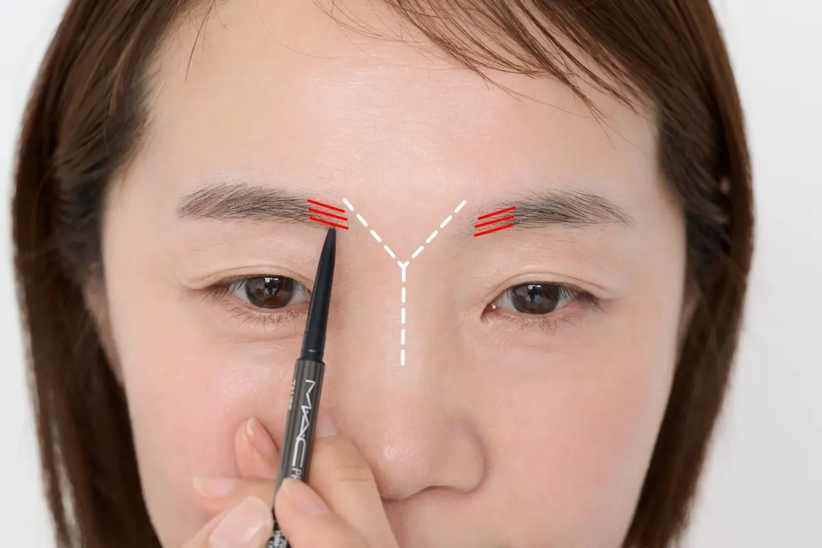 OurAge×Webエクラ 40代・50代 眉の描き方 アイブロウペンシル 眉頭は“眉間にYの字”を意識したフォルムに描きます