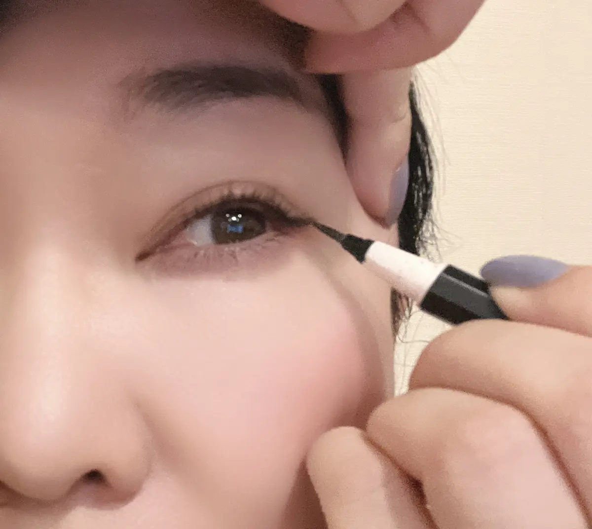 UZU EYE OPENING LINER BLACKで目尻を描く