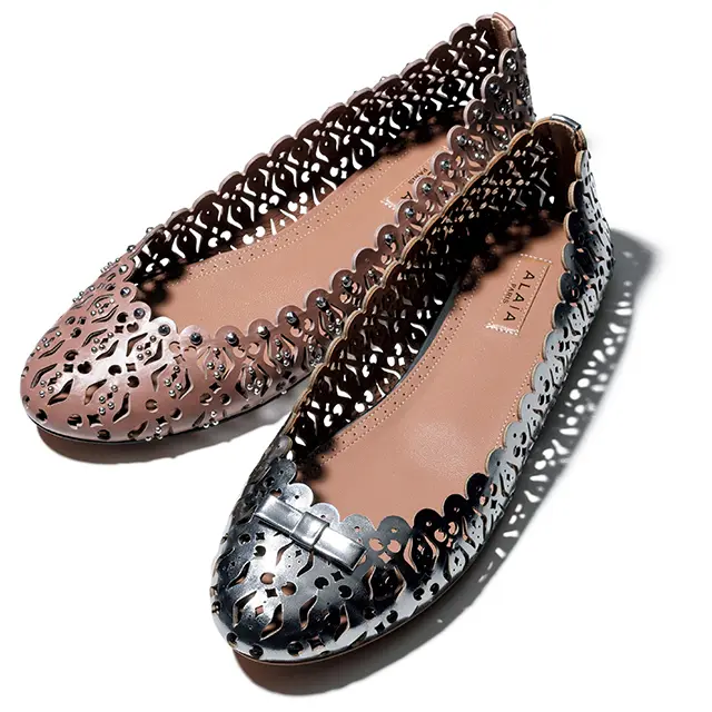 アライアの芸術的な一足！ カットレザーのバレエシューズ