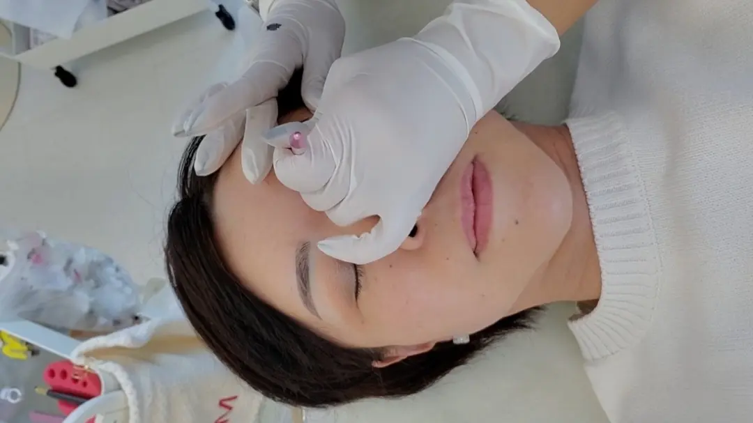 型が決まったら施術台に横になり色をいれていきます。