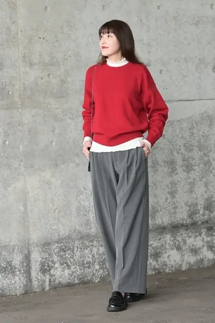 赤×グレー　大人カジュアル