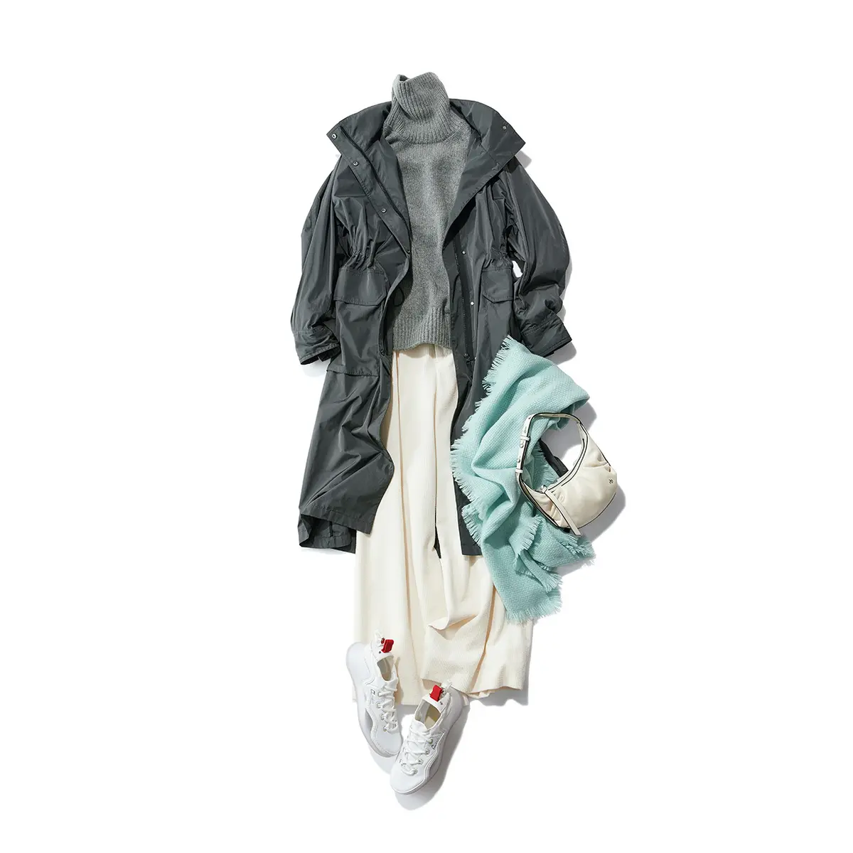 グレーのフィールドコートと白パンツのアクティブコーデ