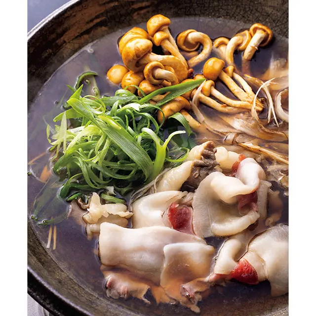 地元でとれた熊肉と猪肉を一緒に 味わう『野むら山荘』の味比べ鍋。