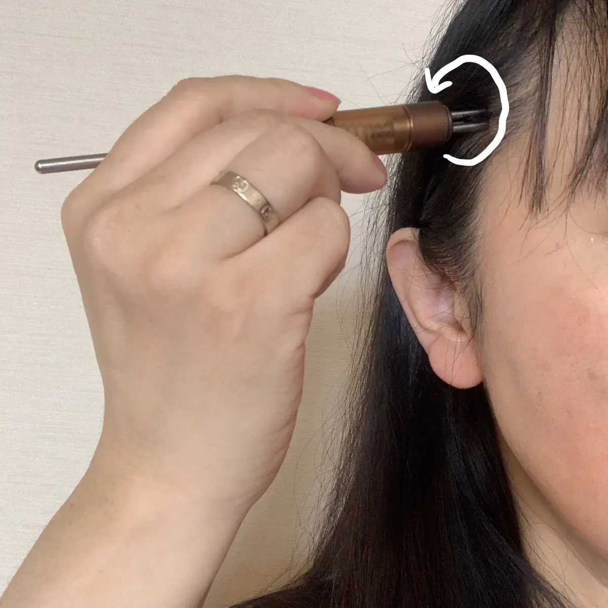 フェイスポインターの3本のロッドで、こめかみを押しながらぐるぐるほぐず