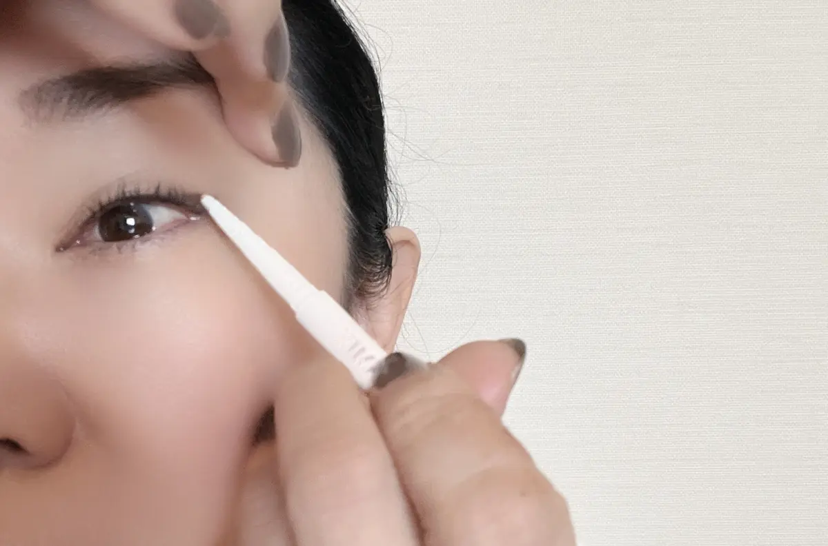 アイラインを描く