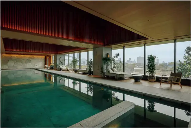 水の癒しと静謐さに満ちたプール。