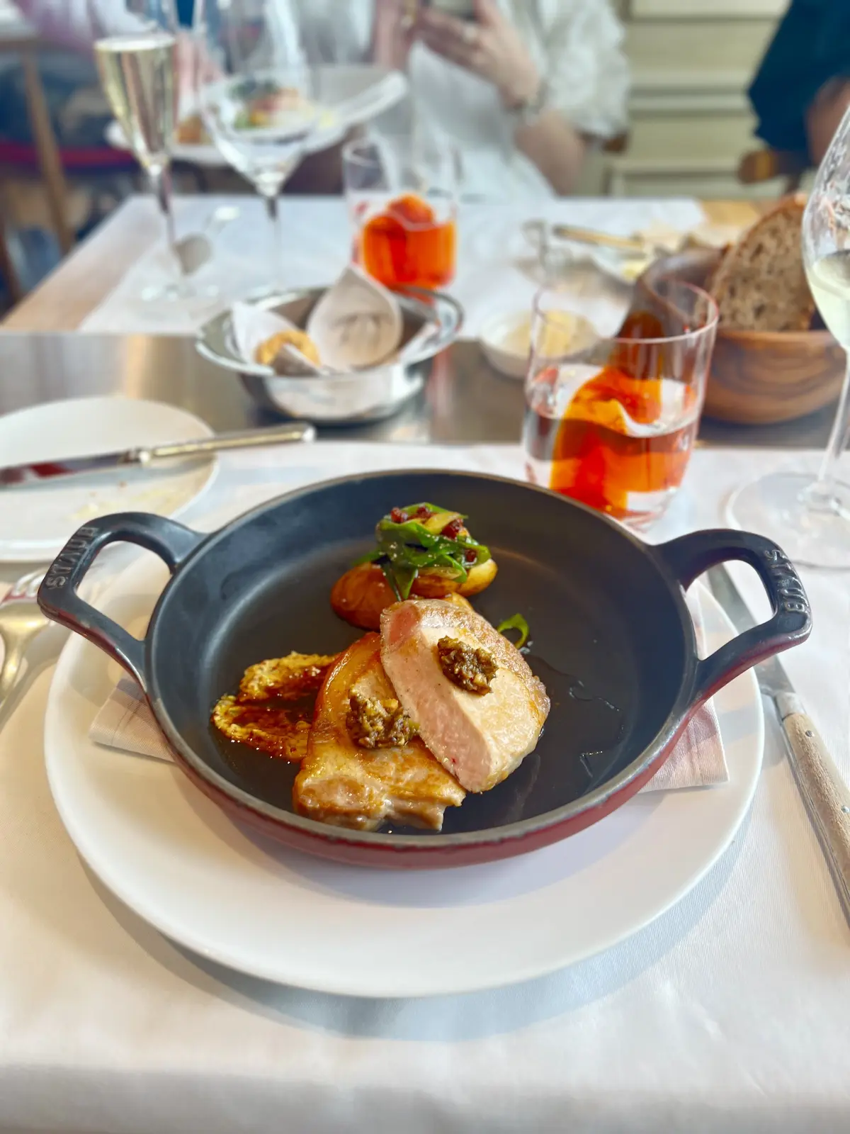 岐阜県産「ボーノ・ポーク」ロース肉のココット焼き　新ジャガイモと九条ネギ