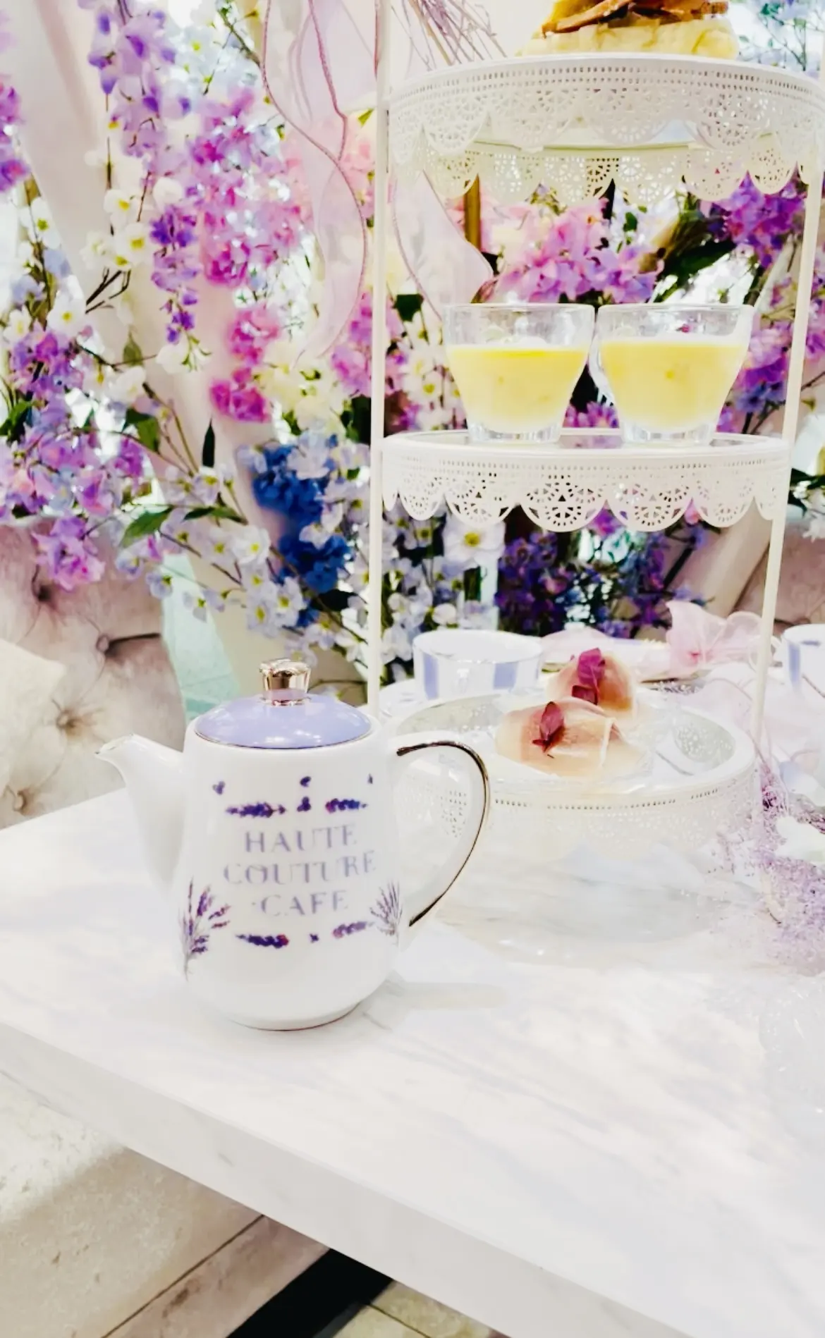 ソファ、テーブル席、Blouse、Skirt、オリジナル、vis、Shoes、shoel mine、スイーツ、パルフェ、パフェ、ケーキ、チョコレート、藤棚、藤、アーティフィシャルフラワー、クロワッサン、スープ、生ハム、オードブル、セイボリー、薄紫、紫色、紫、白、ブラウス、白ブラウス、フリル、フリルブラウス、シースルー、ストライプ、ロングヘア、パープル、purple、カップ、お茶、カフェ、カフェラテ、店内、HAUTE COUTURE • CAFE、HAUTE COUTURE • CAFE表参道、期間限定、Purple Afternoon Tea、オートクチュールカフェ、オートクチュールカフェ表参道、表参道、カフェ、アフタヌーンティー、HAUTE COUTURE CAFE、HAUTE COUTURE CAFE表参道、ポット、