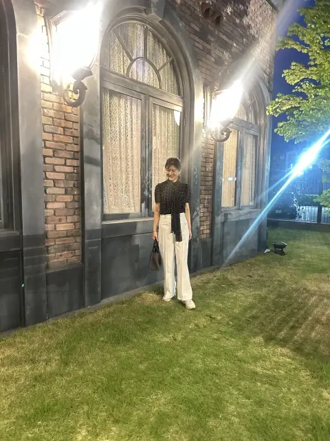 モノトーンドッツ×ホワイトパンツで、人気の画像_1