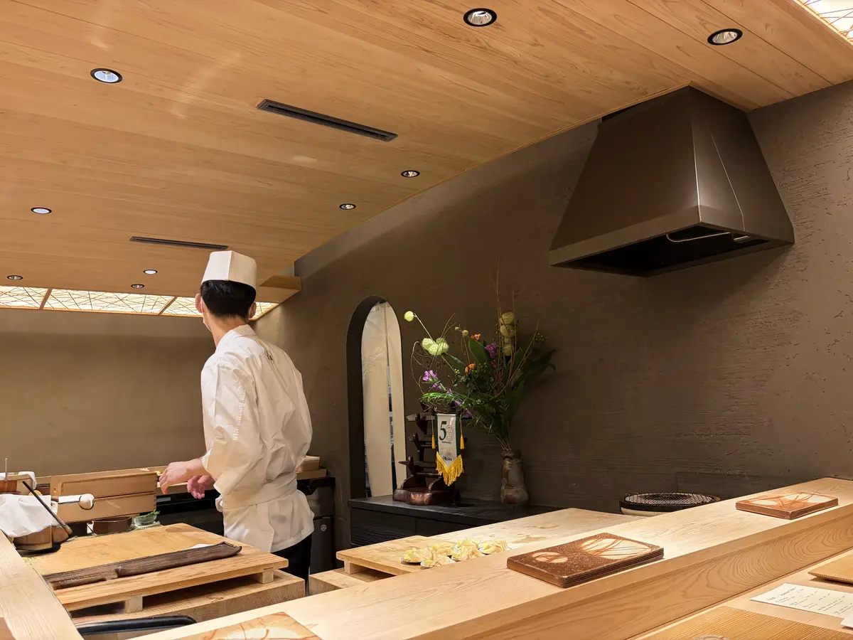 成城「美登利　昌」の店内