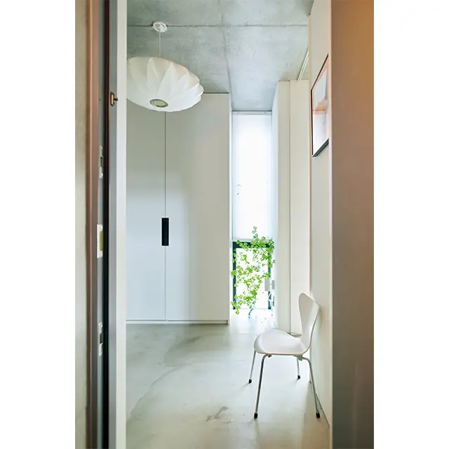 玄関のドアを開けると土間のみのフラットな空間。