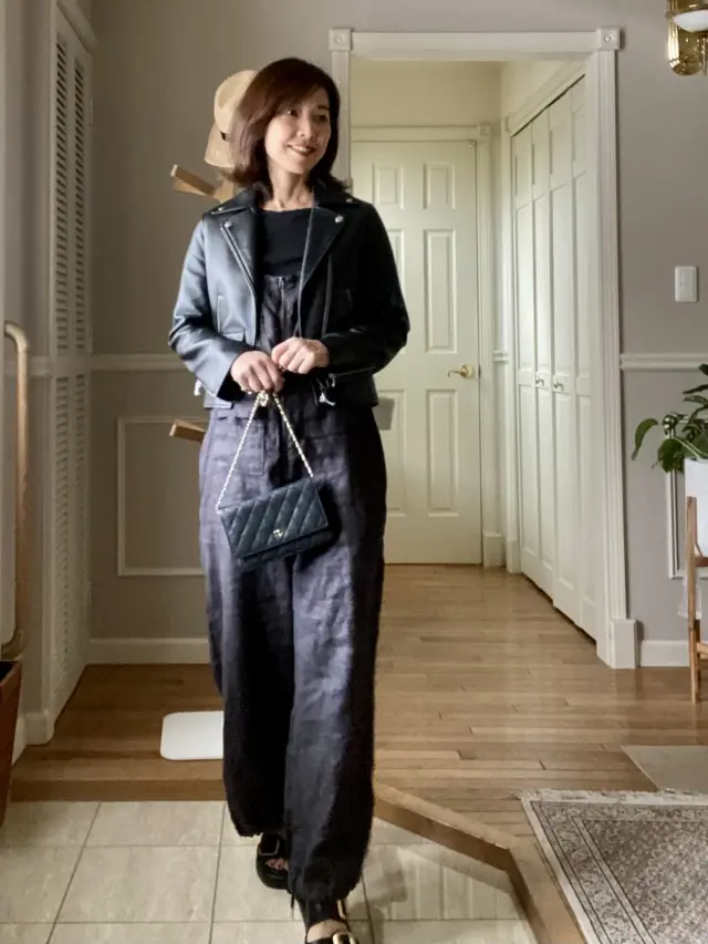 リネンのサロペットでワントーンコーデの画像_3