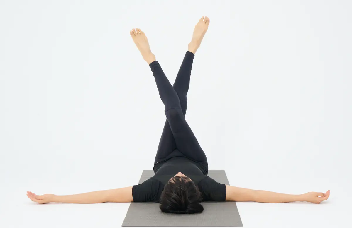 OurAge×Webエクラ　床バレエ_脚上げクロス_NG