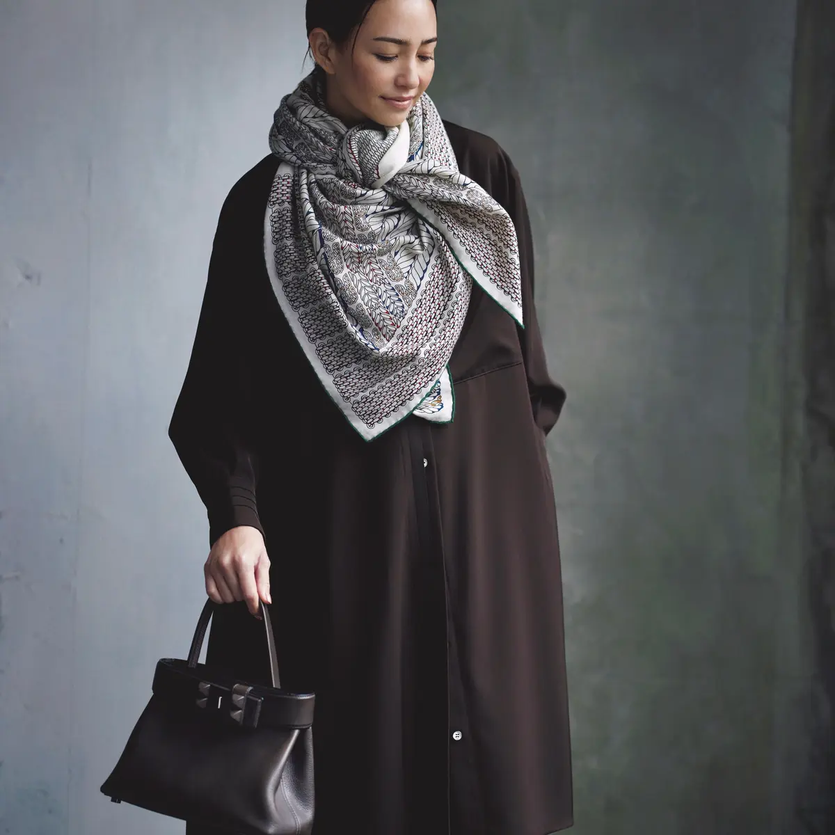 ブラウンのロングシャツにプリントスカーフを巻いたコーデ　モデル・RINA