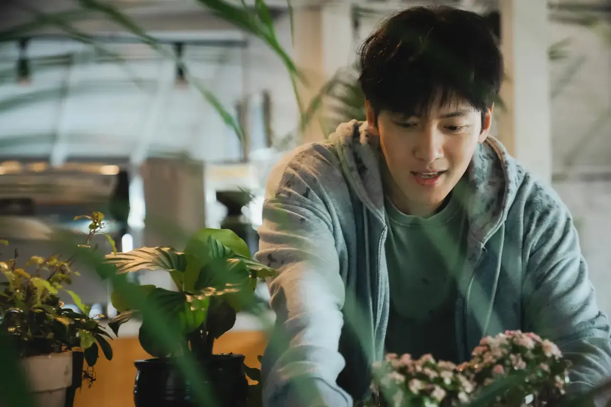 『捏造された都市』 ディズニープラス スターにて独占配信中 (C)2025 Disney and its related entities