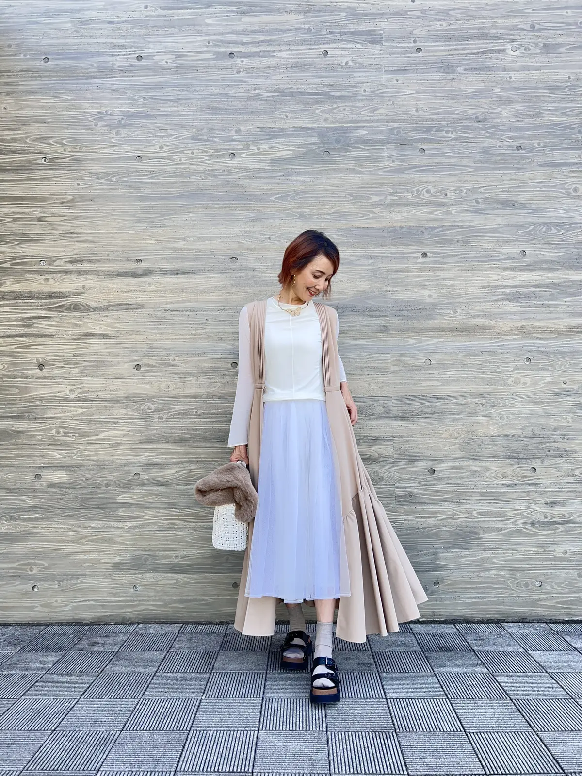 ベージュのロングジレ着回しコーデの画像_5