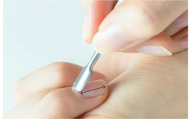 プッシャーを前後にゆっくり動かし、白く浮いた角質とルースキューティクルを押し上げる。