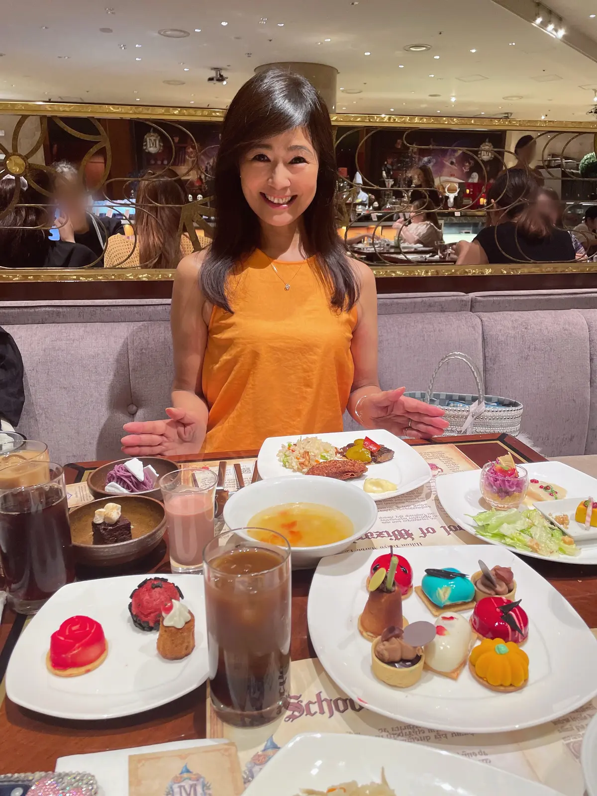 マロンタルト、マロンケーキ、栗、マロン、生搾りモンブラン、紫芋、紫芋モンブラン、生搾り紫芋モンブラン、アイスカフェラテ、カフェラテ、アイスラテ、スープ、シーザーサラダ、手羽先、チョコブラウニー、サラダ、魔女と魔法使いの学校、ヒルトン、Hilton、ヒルトン東京、Hilton Tokyo、Hilton TOKYO、マーブルラウンジ、ヒルトン東京マーブルラウンジ、Marble Lounge、期間限定、秋のスイーツビュッフェ、スイーツ、ビュッフェ、スイーツビュッフェ、ケーキ、デザート、オレンジ、ワンピース、ノースリーブ、ノースリーブワンピース、Aラインワンピース、シンプルワンピース、ロングヘア、ダイヤ、ジュエリー、ペンダント、一粒ダイヤ、羽、羽バッグ、カゴバッグ、バッグ、ビジューバッグ、グレー、グレーバッグ、パンプキン色、ハロウィン、ハロウィン風、ハロウィン風ワンピース、ハロウィン、ハロウィンイメージ、ハロウィンカラー、ハロウィンオレンジ、ソファ席、魔女と魔法使いの学校、ヒルトン、Hilton、ヒルトン東京、Hilton Tokyo、Hilton TOKYO、マーブルラウンジ、ヒルトン東京マーブルラウンジ、Marble Lounge、期間限定、秋のスイーツビュッフェ、スイーツ、ビュッフェ、スイーツビュッフェ、ケーキ、デザート、オレンジ、ワンピース、ノースリーブ、ノースリーブワンピース、Aラインワンピース、シンプルワンピース、ロングヘア、ダイヤ、ジュエリー、ペンダント、一粒ダイヤ、羽、羽バッグ、カゴバッグ、バッグ、ビジューバッグ、グレー、グレーバッグ、パンプキン色、ハロウィン、ハロウィン風、ハロウィン風ワンピース、ハロウィン、ハロウィンイメージ、ハロウィンカラー、ハロウィンオレンジ、生搾りモンブラン、紫芋、紫芋モンブラン、生搾りモンブラン、かぼちゃムース、チョコレートムース、可愛いケーキ、可愛いスイーツ、お洒落ケーキ、おしゃれケーキ、お洒落スイーツ、おしゃれスイーツ