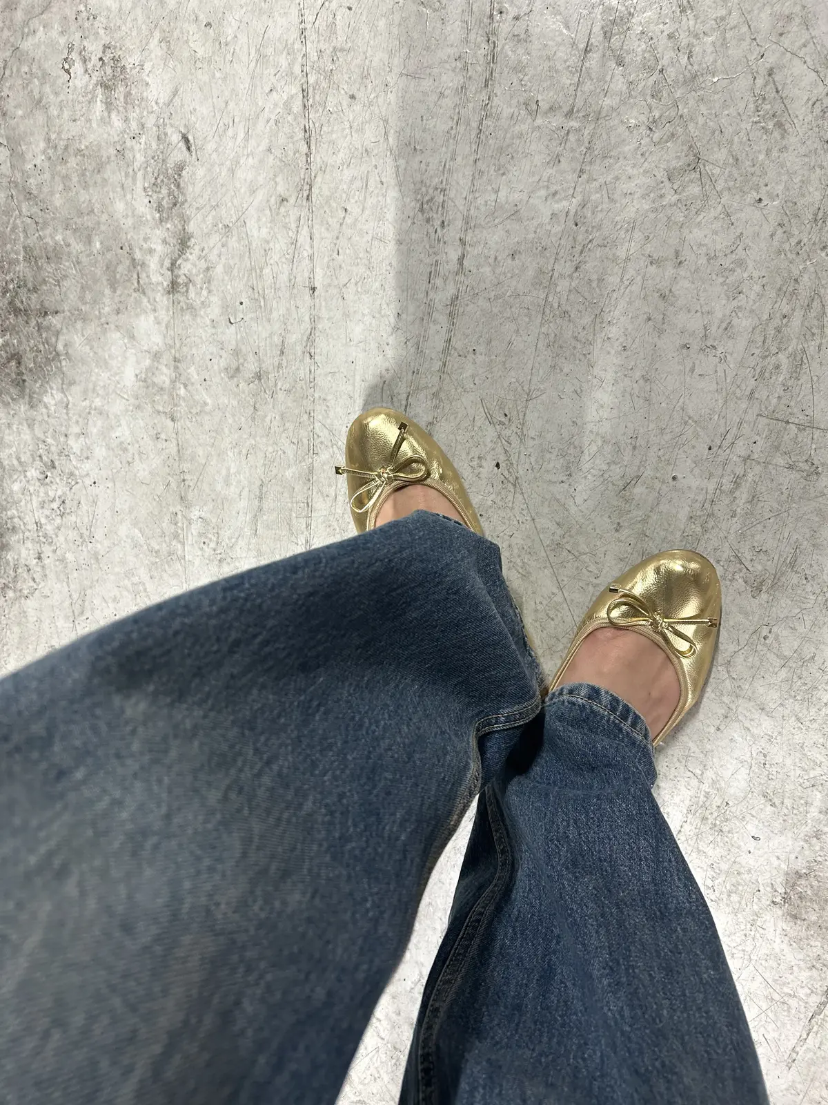 ワンウォッシュのワイドデニムにバックシャの画像_4