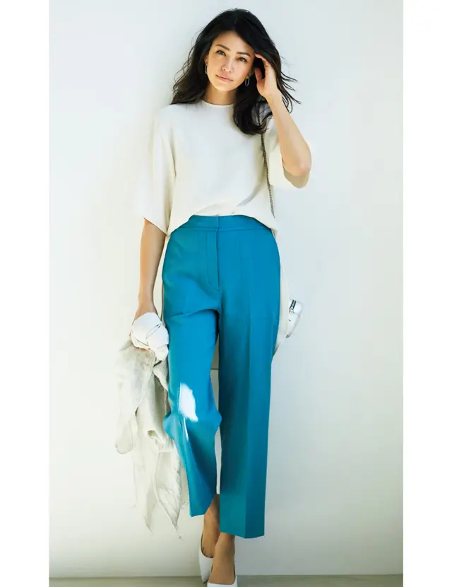 肌映えするエクリュとキレイ色パンツ