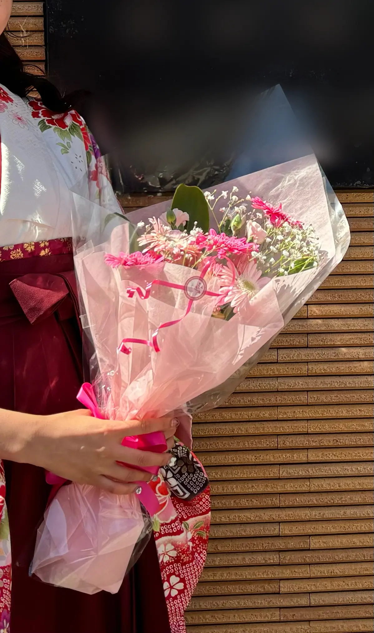 花束、花、ピンク、ピンク花束、ピンク花、ガーベラ、ピンクガーベラ、霞草、かすみ草、ピンクリボン、リボン、袴、赤袴、白着物、着物、花柄、卒業式、記念撮影、ネイル、ネイルチップ、ピンク、赤、ワイン色、ワインカラー、3Dネイル、リボンネイル、ハート、ハートビジュー、ストーン、ハートストーン、スワロフスキー、卒業式ネイル