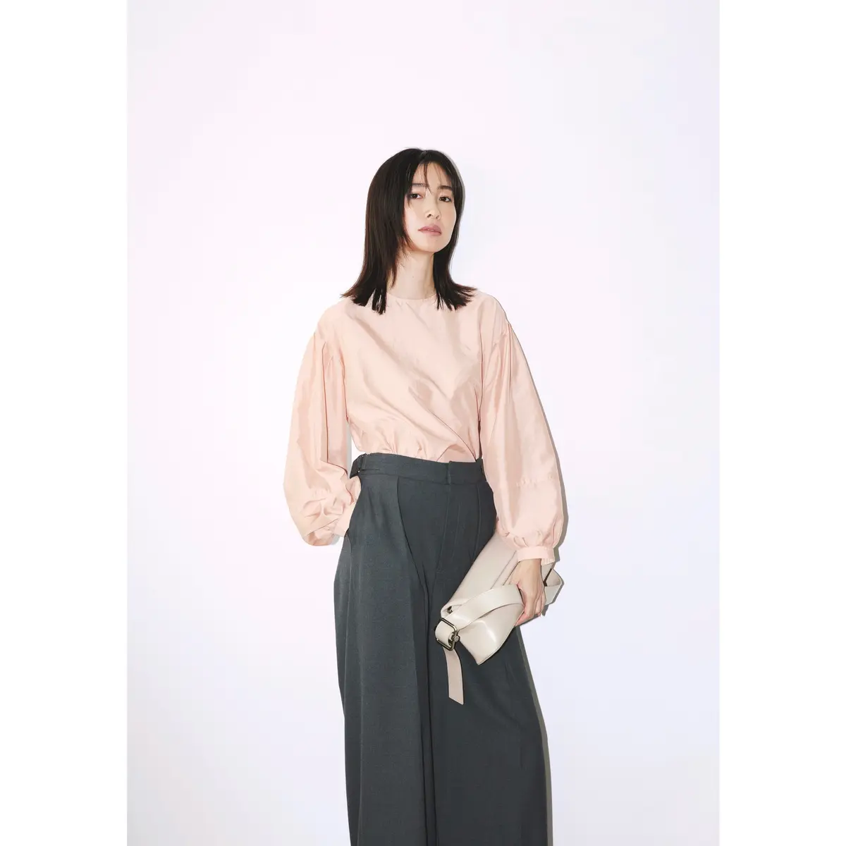 ペールピンクのサテンブラウスにダークグレーのワイドパンツを合わせたコーディネート　モデル・絵美里