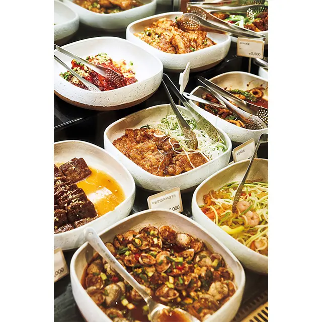 スーパー内には手作りお総菜を量り売りする「ヨンヤンサエパンチャンカゲ（栄養士のおかず店）」も