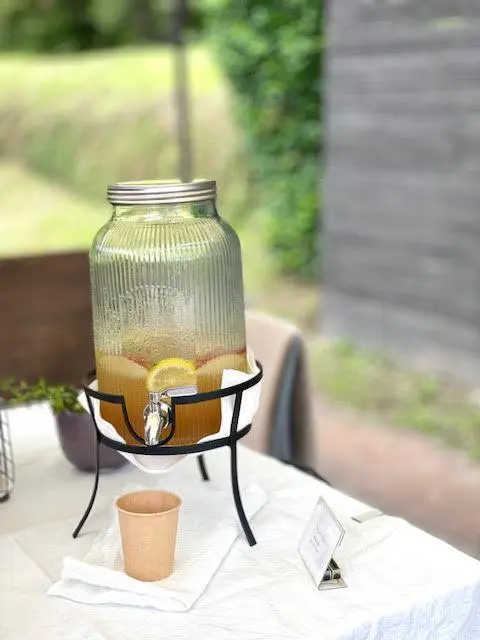 「はちやま」待ち合いスペース　アップルティー