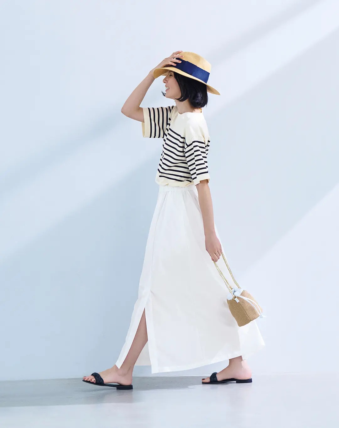 ボーダー×白スカートを大人なスタイルに高めたうれしい洗練バランス