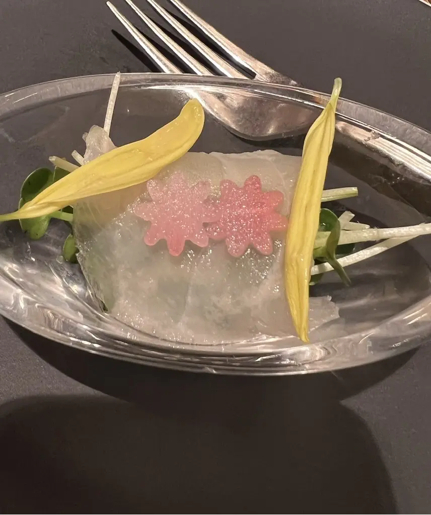 鯛の昆布締め　ラズベリービネガーのソース