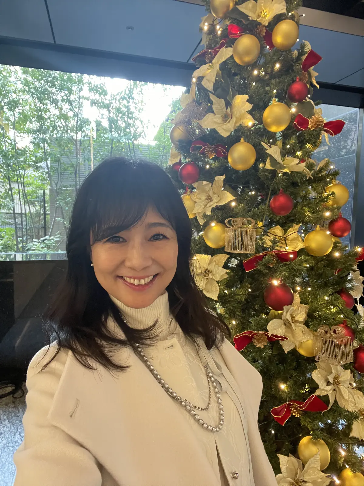 ツリー、クリスマスツリー、ランチコーデ、コート、白コート、ホワイトコート、ロングコート、白ロングコート、ホテルコーデ、クリスマス、スカートコーデ、ロングスカートコーデ、パーティーコーデ、お呼ばれコーデ、冬、冬コーデ、冬服、冬服コーデ、白、白ジャケット、ジャケット、セタイチロウ、ゴールドバッグ、シャンパンカラー、ラメ、シルバー、シルバースカート、スカート、ロングスカート、シルバーロングスカート、ヒール、パンプス、?ヒール、白パンプス、白ニット、ニット、ハイネック、ボブ、ロングボブ、ボブヘア、ロングヘア、全身コーデ、ミッシェルクラン、ミッシェル クラン、MICHEL KLEIN、seta ichiro、ロペ、ROPE'