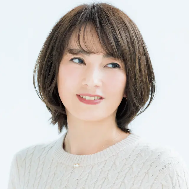 肩につく長さの外ハネ毛先を利用したひし形ボブスタイル