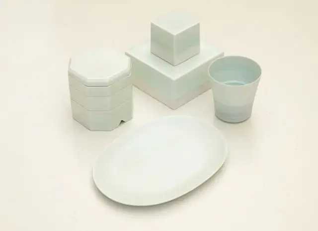 イ・インファ氏の白磁。カップW120,000、八角の重箱W215,000〜