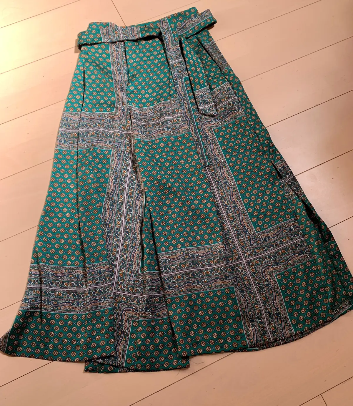 ユニクロの白リネンブラウス＆柄パンツで真の画像_12