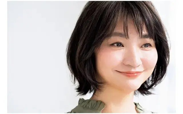 トップと耳横にボリュームを出すボブヘア