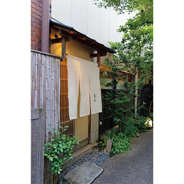 街中にひっそりたたずむ京料理店。
