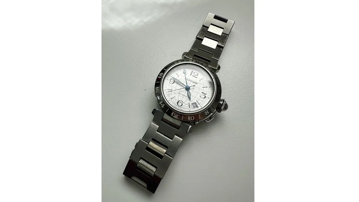 カルティエ「パシャ」を、甘辛コーデの仕上げに