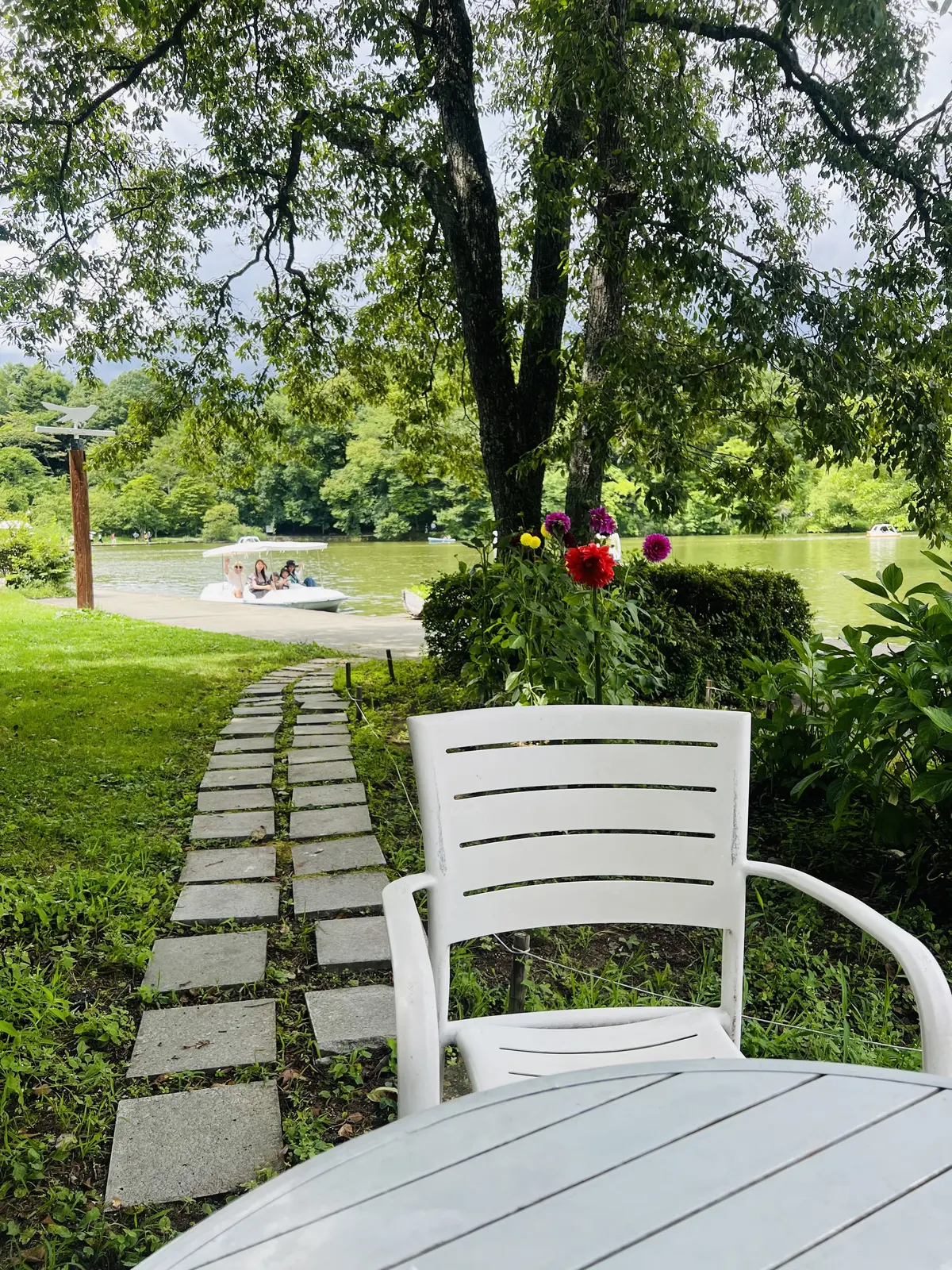 湖畔のレストランでランチをいただきました！