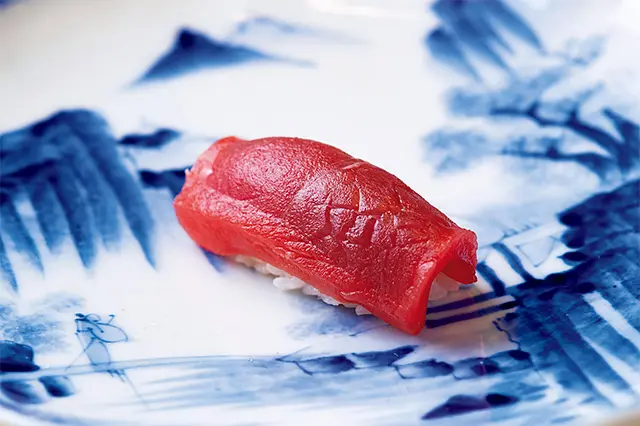 昼のにぎりおまかせより。マグロの赤身。繊細な酸味が印象的