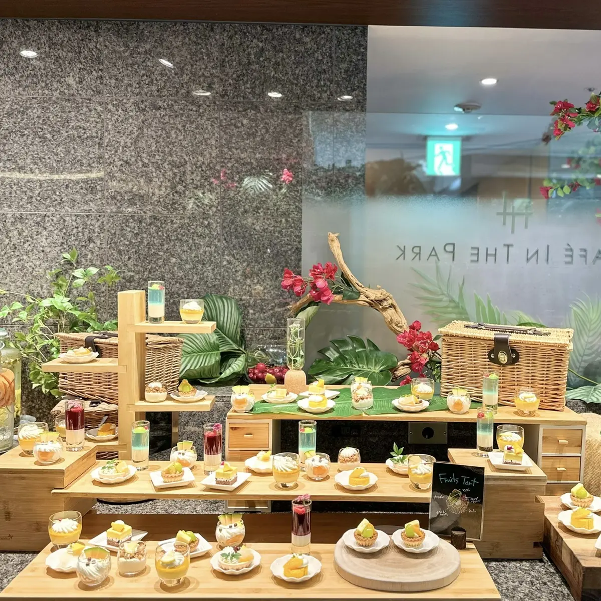 夏のブラックコーデでトロピカルなホテルブの画像_3