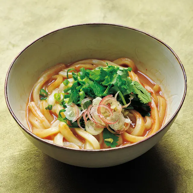 さっと鍋で煮たうどんを器に盛り、青ねぎの小口切りをたっぷりのせ、腐乳のタレをかけて。「腐乳」とは豆腐を発酵させたもの