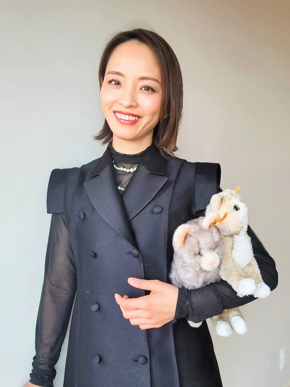 KEINARITAのジレをポイントにしたオールブラックコーデ４