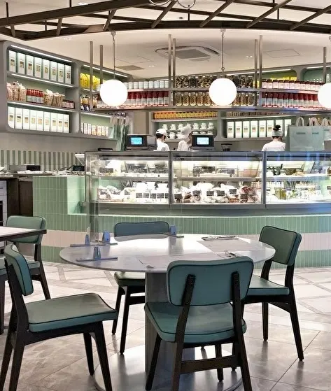 ロンドンで人気のLina Store 表の画像_9