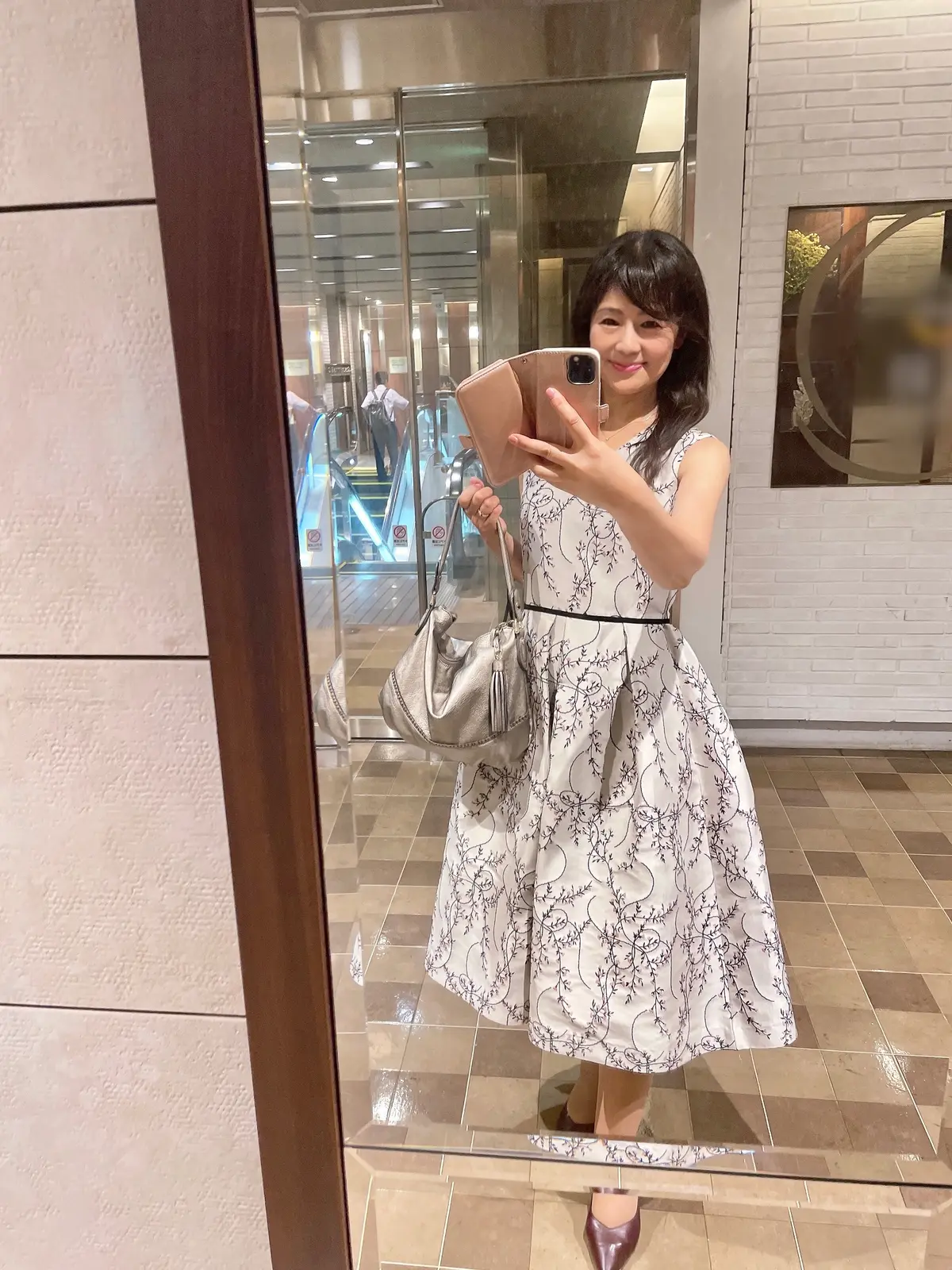 setaichiro、セタイチロウ、ロングヘア、秋服ワンピース、秋服コーデ、冬ワンピース、冬服コーデ、秋服、冬服、秋冬ファッション、秋ファッション、ワンピース、ノースリーブワンピース、ノースリーブ、セタイチロウ、ベージュ、ベージュワンピース、ワンピース、秋ワンピース、秋ワンピ、ベージュコーデ、刺繍、可愛い、綺麗、素敵、フェミニン、ドレス、おしゃれ、オシャレ、お洒落、全身、全身コーデ、トータルコーディネート、シャンパンゴールド、ブロンズ、ブロンズバッグ、バッグ、鏡、