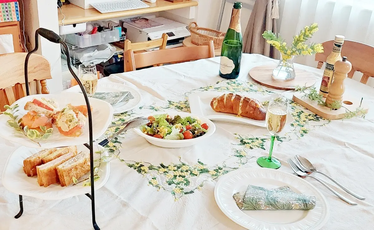 今年のミモザはテーブルコーディネートでの画像_15