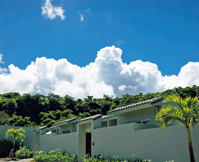 手には史跡・山田城 （ヤマダグスク）跡の緑が広がる